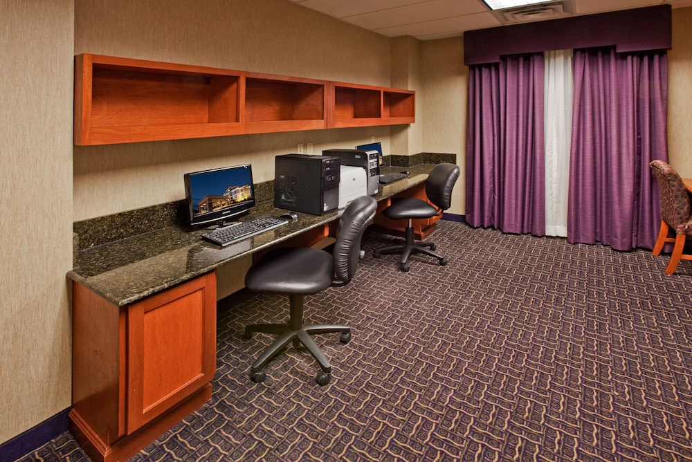 Holiday Inn Express Hotel and Suites Ada 47/57