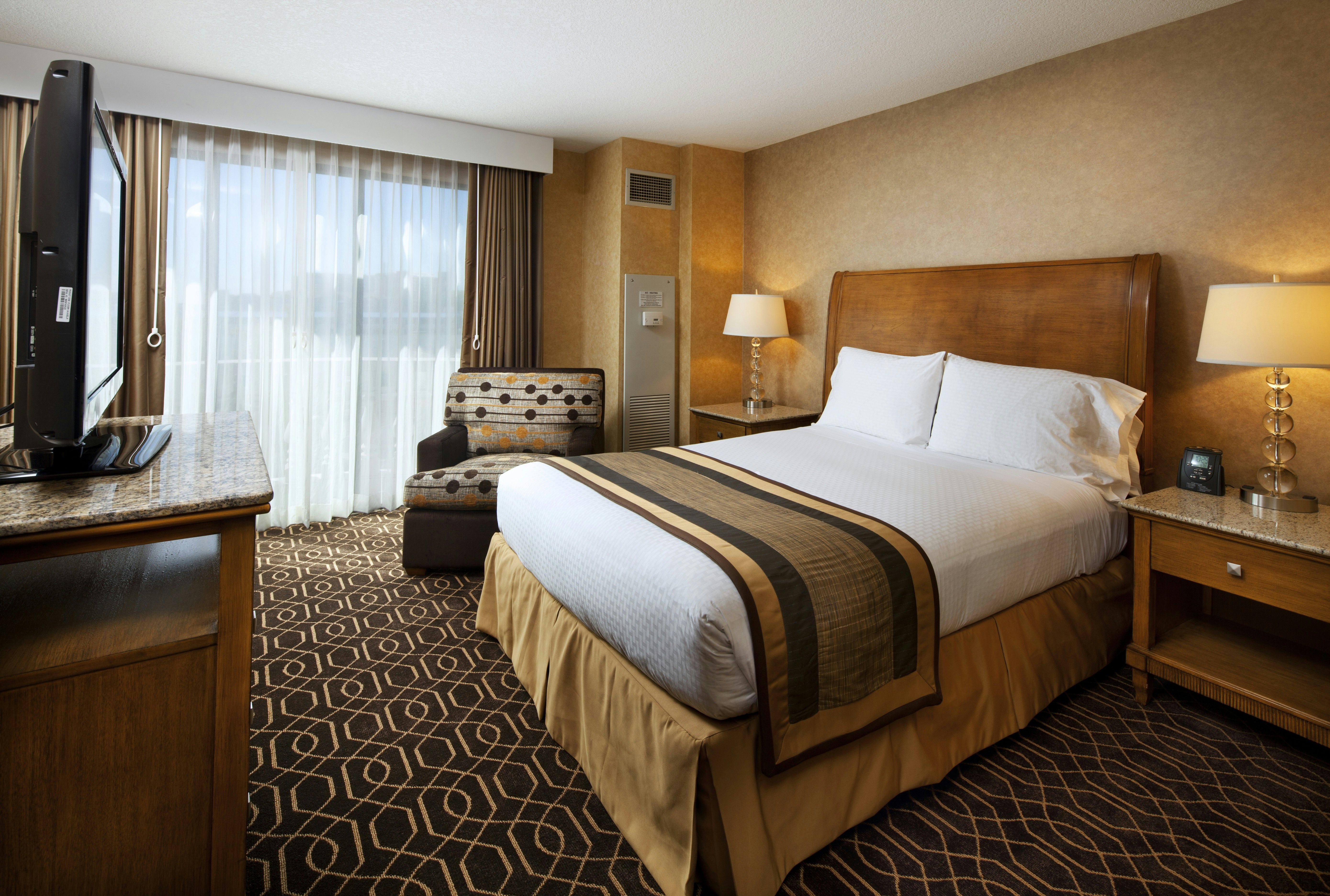 ROOM, QUEEN BED, ACCESSIBLE