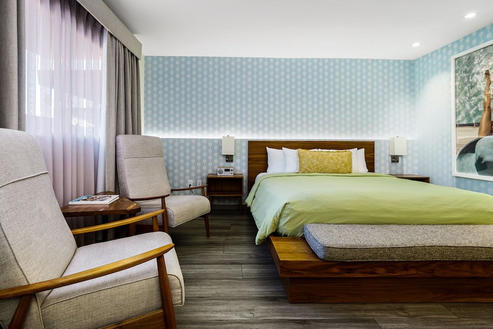 DELUXE, SINGLE, KING BED