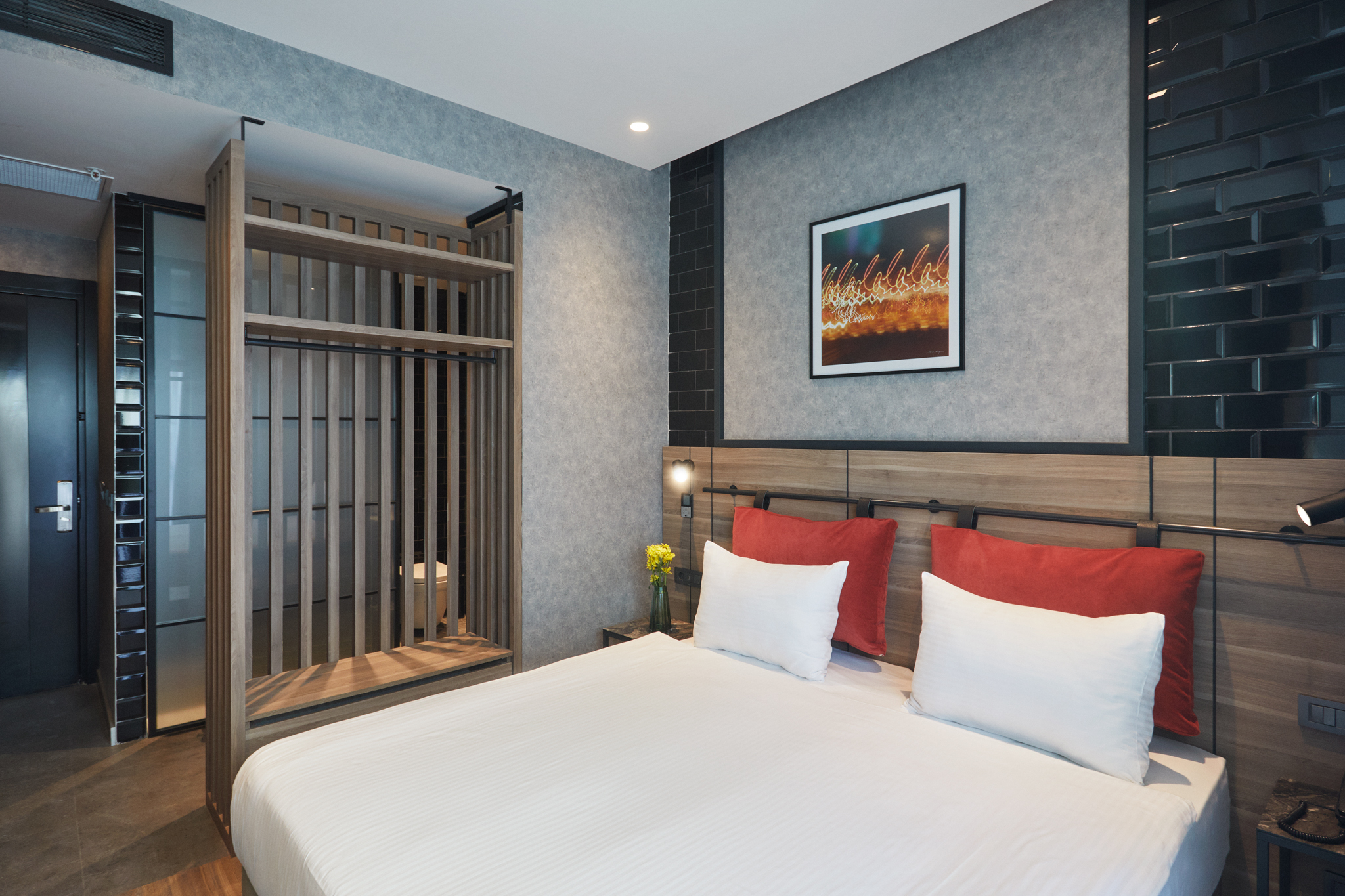 Deluxe, Triple, Queen Bed