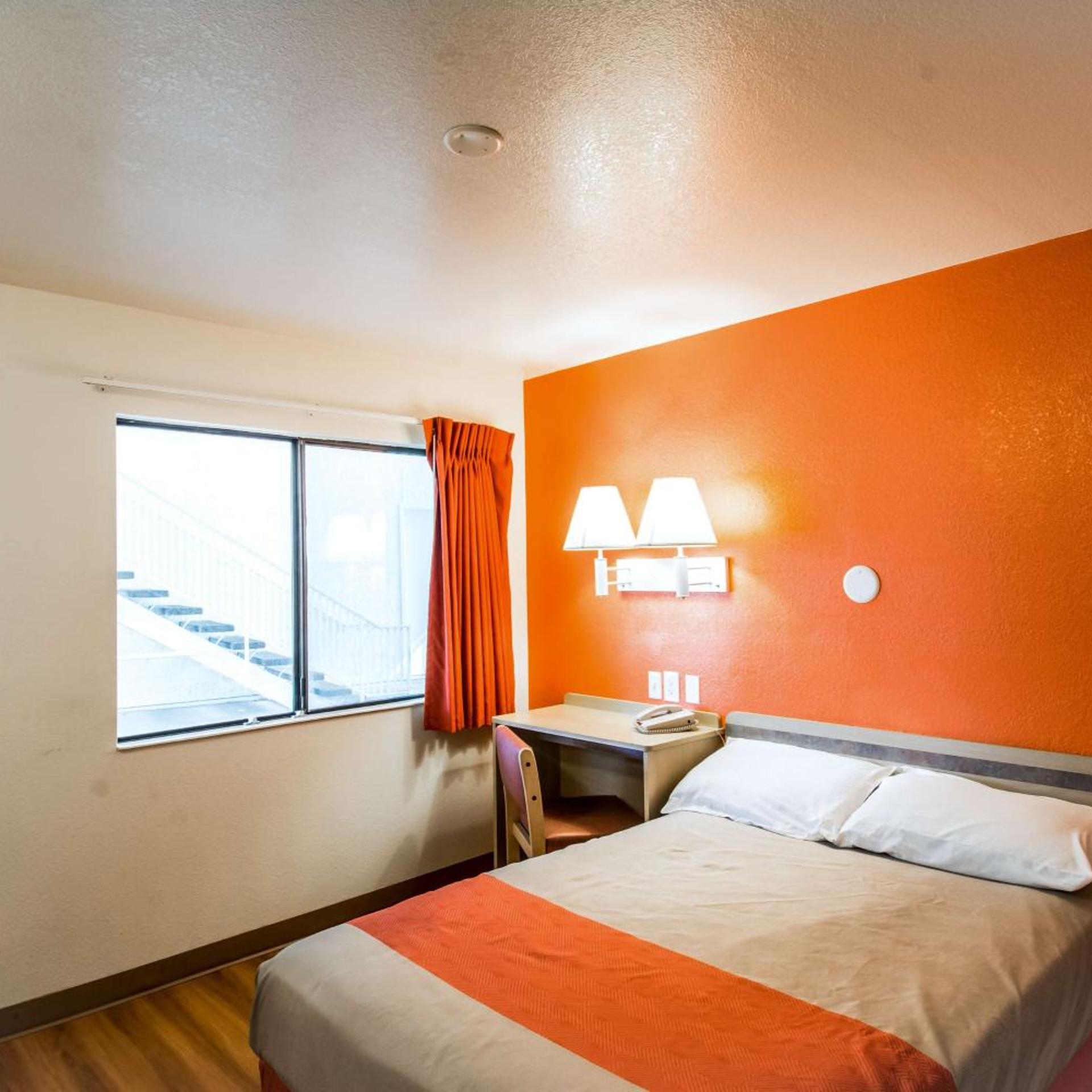 1 Queen Bed, Motel6 Redding, CA - North 4/10
