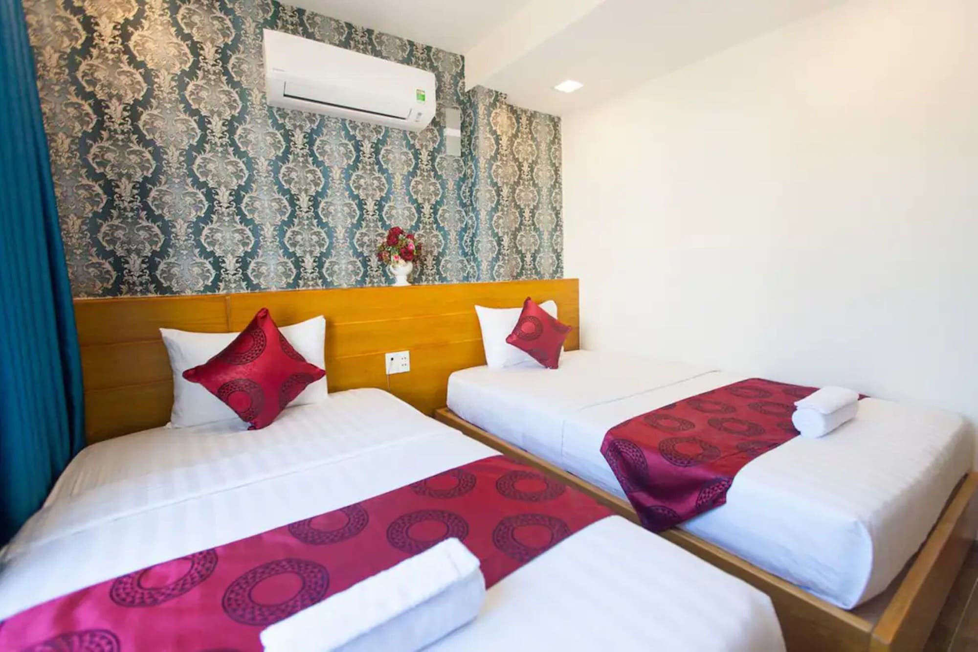 ROOM, TWIN BEDS