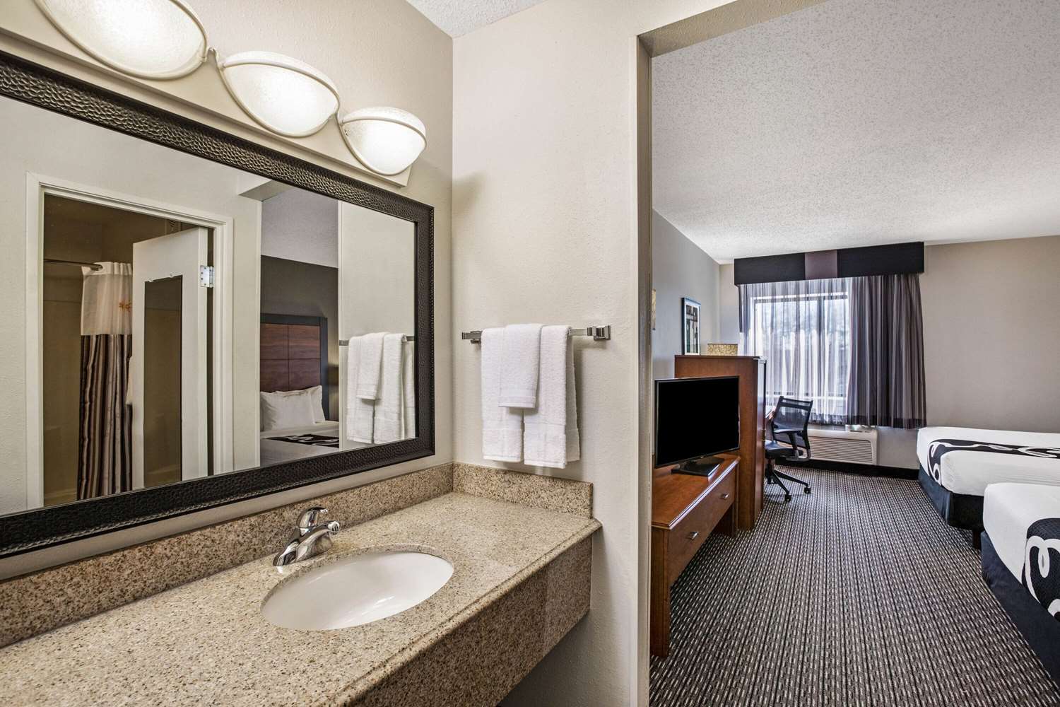 La Quinta Inn & Suites by Wyndham N Little Rock-McCain Mall 60/63