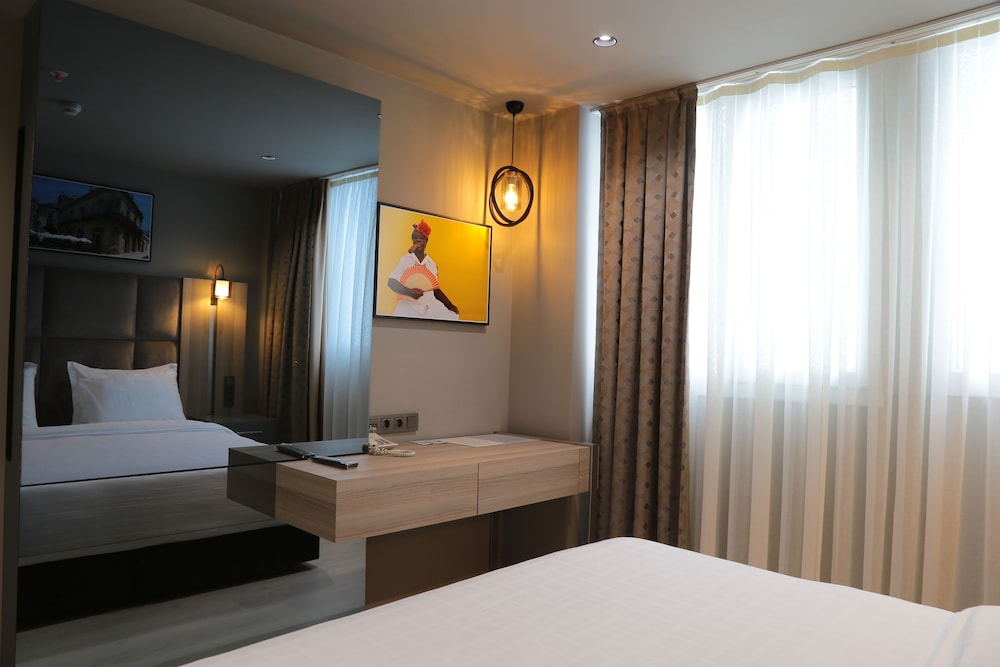 PASAPORT PIER HOTEL 34/79