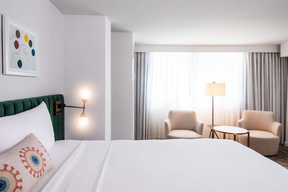 ROYAL, PREMIER, KING BED, BATHTUB, ACCESSIBLE