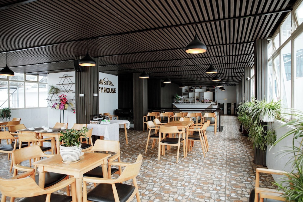 Skyhouse Hotel 40/55