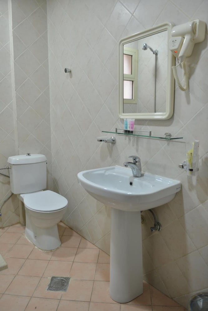 بنايه خليفه(Khalifa Tower Hotel Apartments) 68/69
