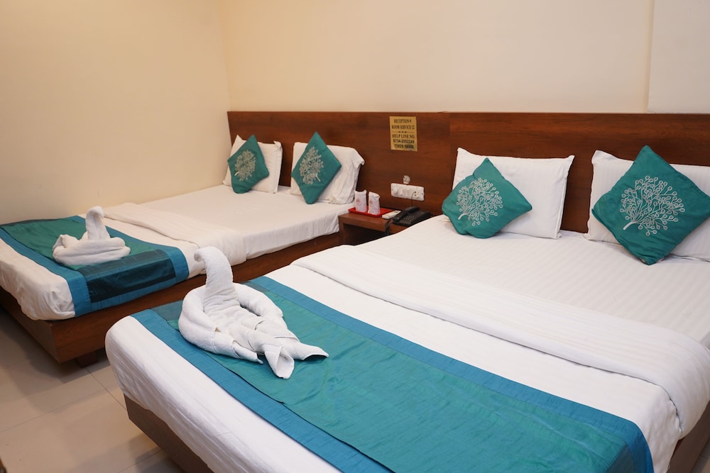 Oyo 4116 Hotel Satyug 13/25