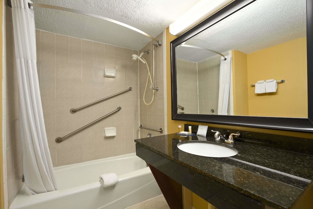 Red Roof Inn and Suites Duncan 10/21