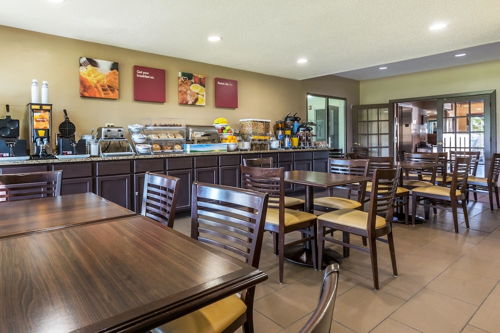 Comfort Suites Near I-80 And I-94 25/39