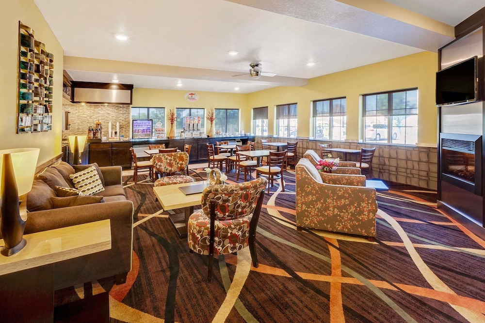 Super 8 by Wyndham Akron S/Green/Uniontown OH 40/57