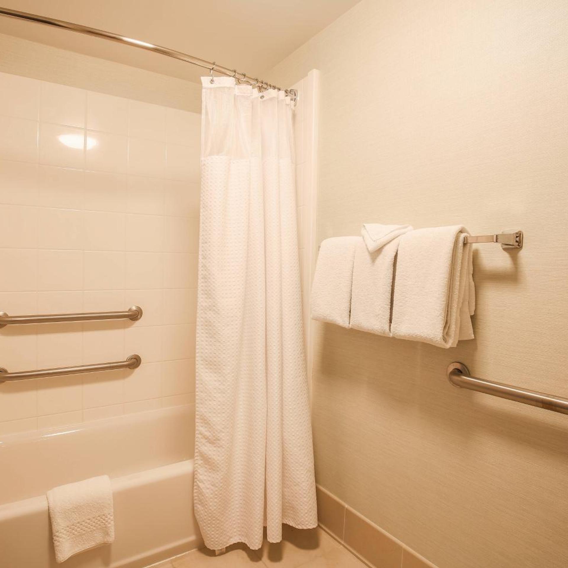 غرفة بسريرين كوين بحوض استحمام لذوي الإعاقة، Courtyard by Marriott Flint Grand Blanc 5/6