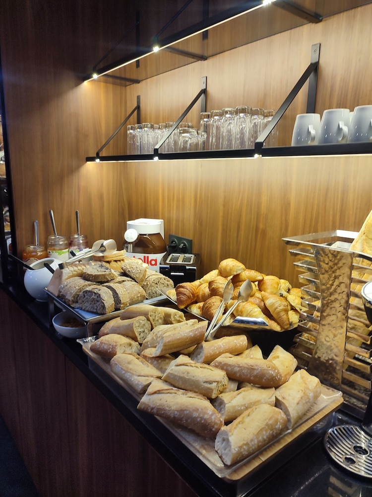 Paris Neuilly Hotel 44/64