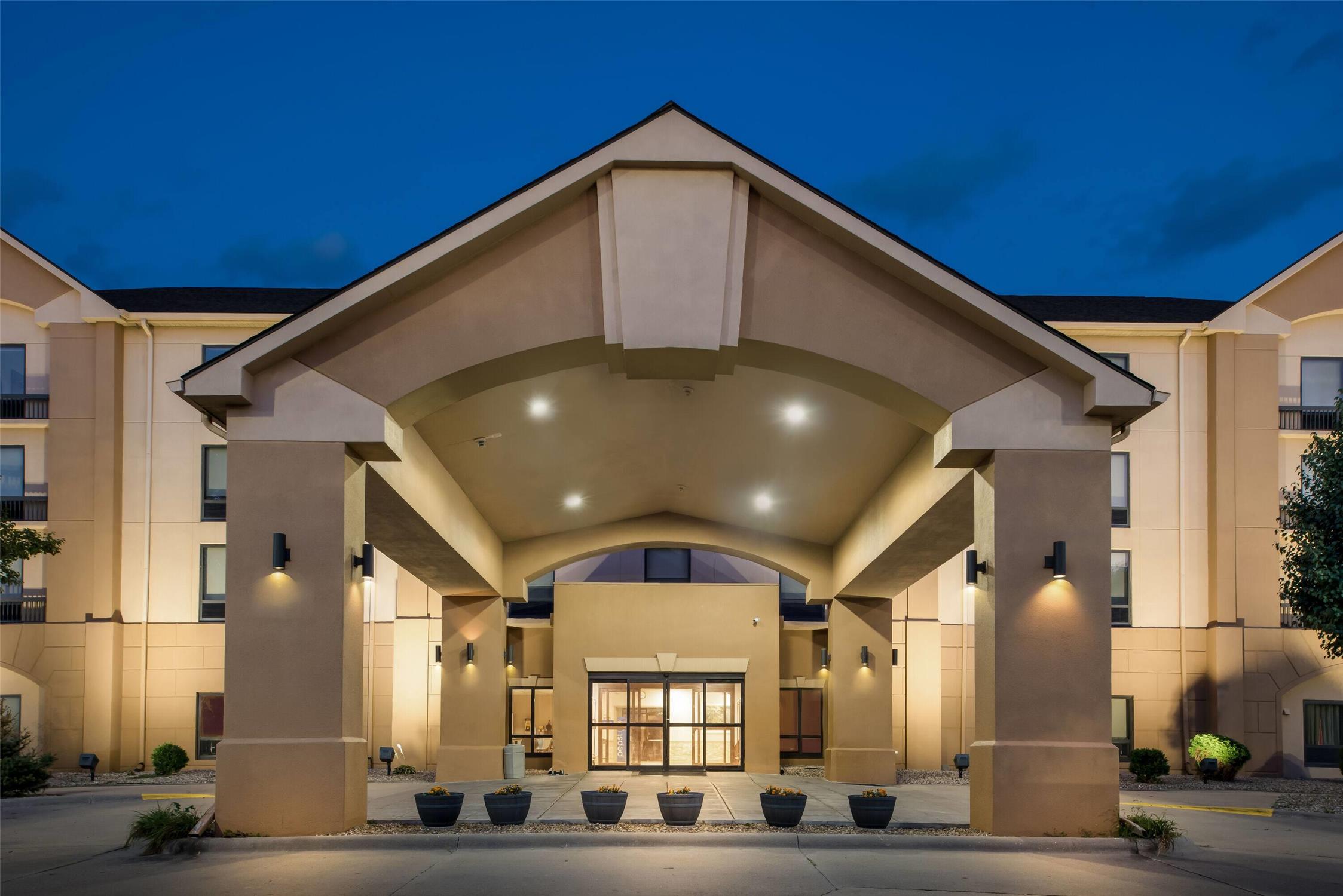 Days Inn & Suites By Wyndham Cedar Rapids 1/27