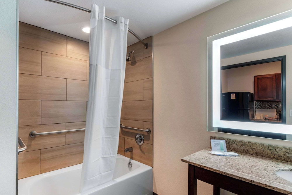 MainStay Suites Denver International Airport 42/44