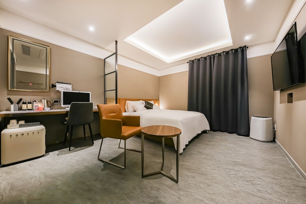 Mary Jane Hotel 25/77