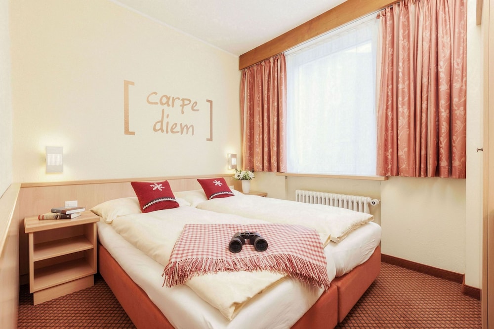 ROOM, DOUBLE OR TWIN BED