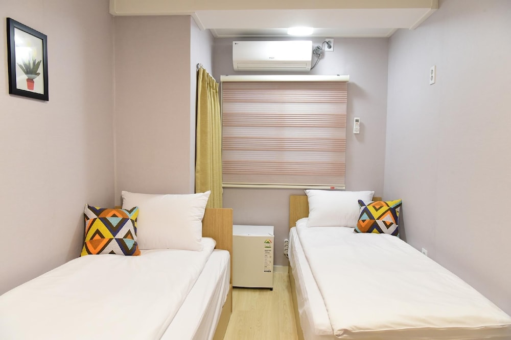 ROOM, TWIN BEDS