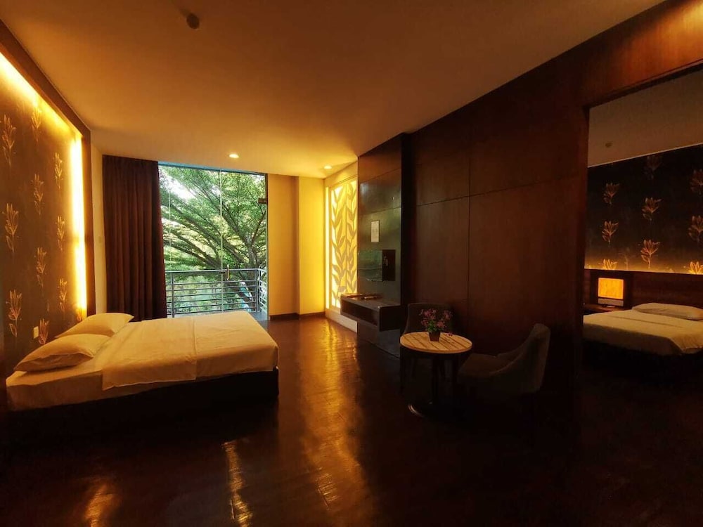 WaterFront Boutique Hotel 9/18