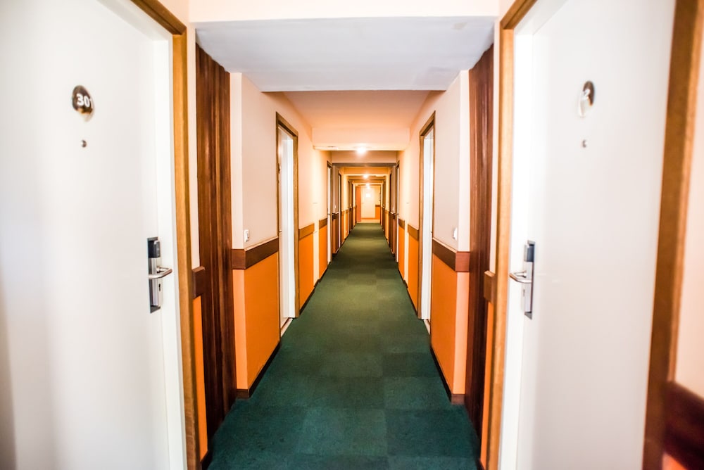 Tahiti Airport Motel 43/64