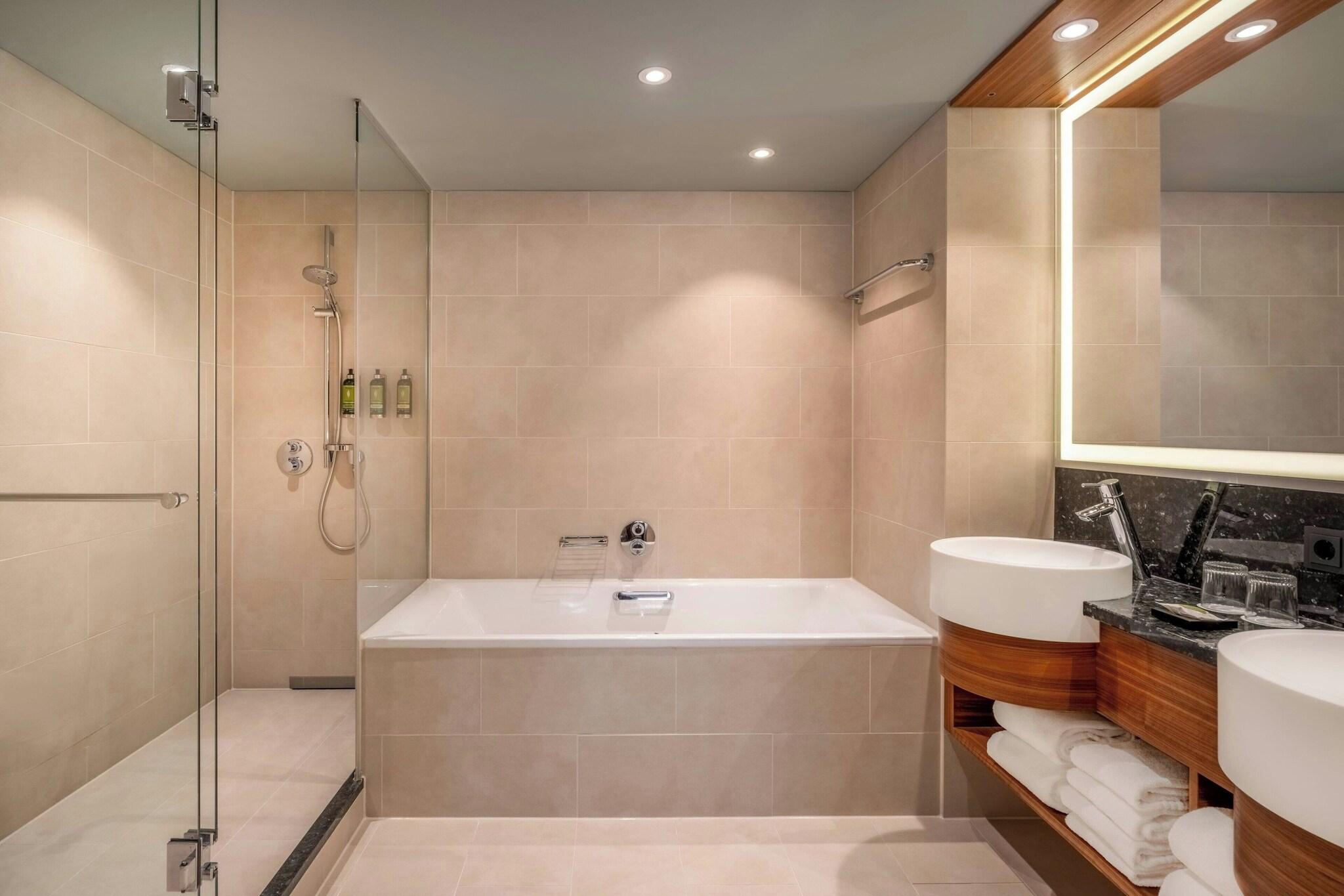 2 Bedrooms, Club, Suite, 2 Double Beds, Vienna Marriott Hotel 4/4
