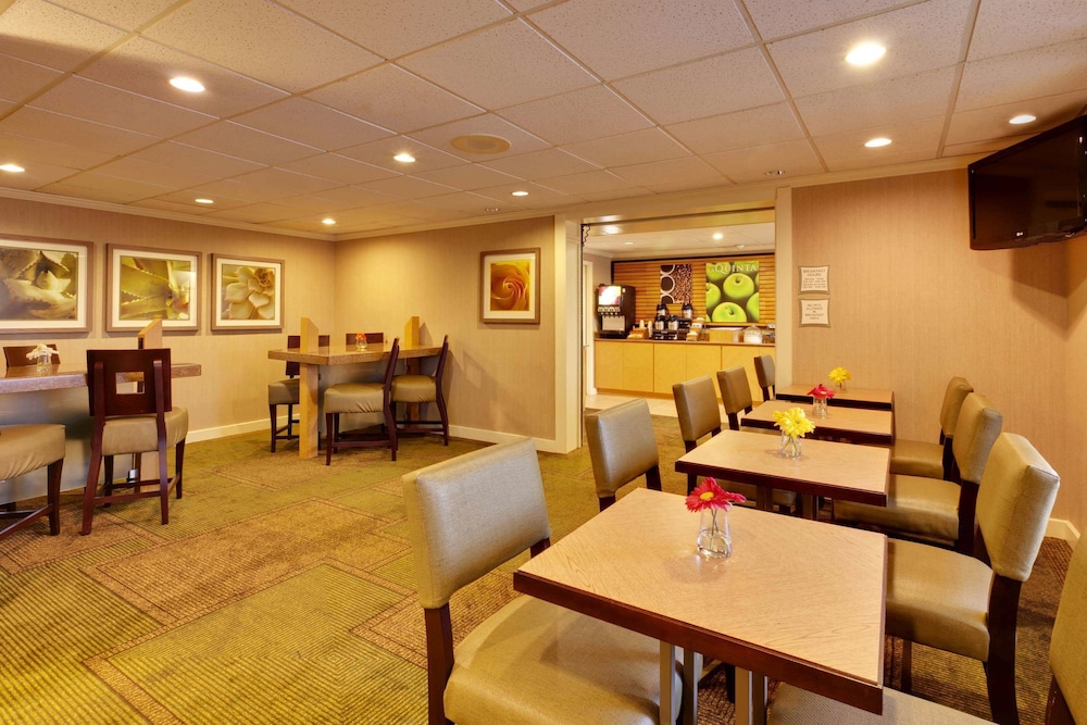 La Quinta Inn And Suites By Wyndham Plattsburgh 33/38