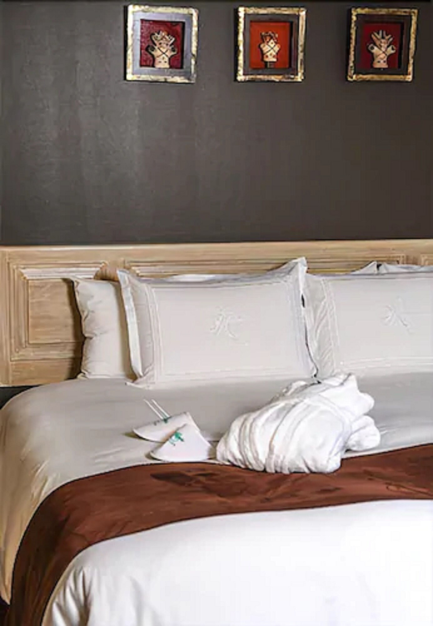 ROOM, KING BED