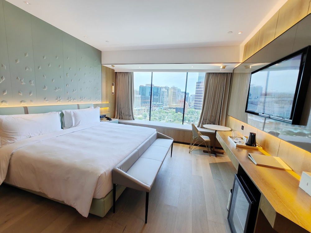 Gold, King Bed, Fountain View