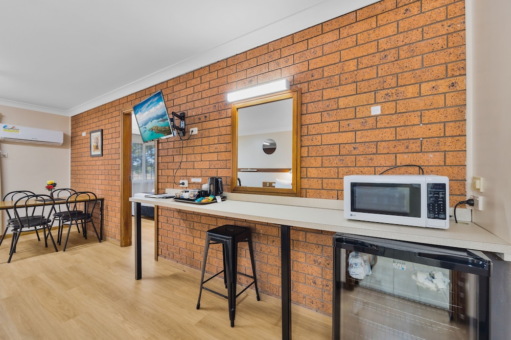 CASTLREAGH MOTOR INN 33/50