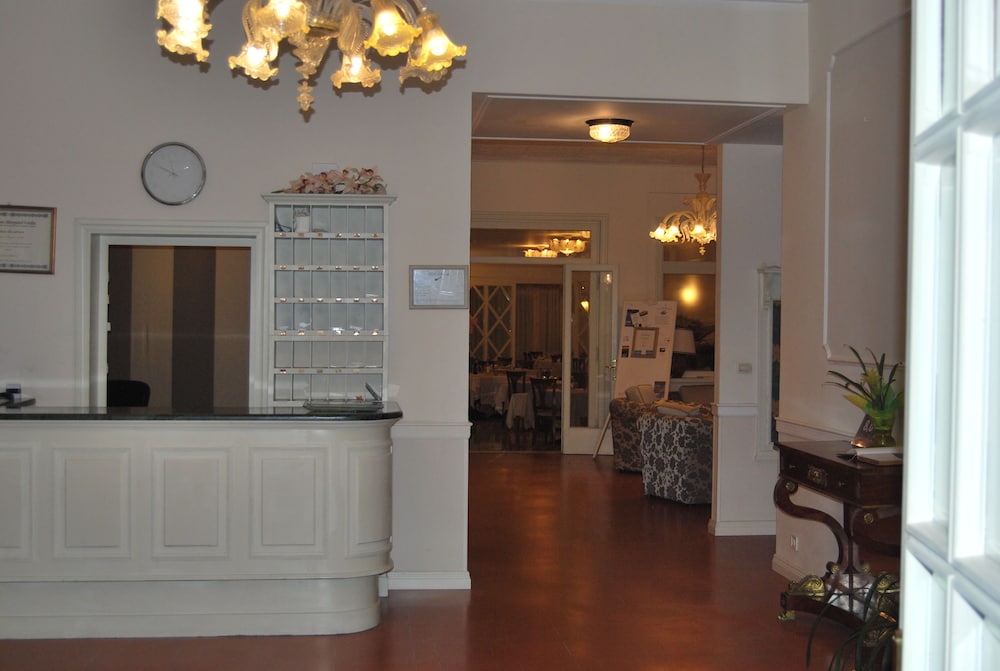 Coluccini Hotel 3/33