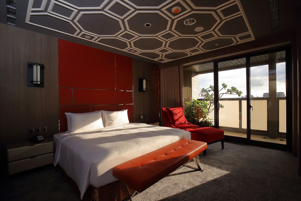 Presidential, Green, Suite, 1 King and 2 Queen Beds