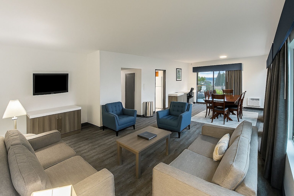 Oyster Bay Inn & Suites 47/70