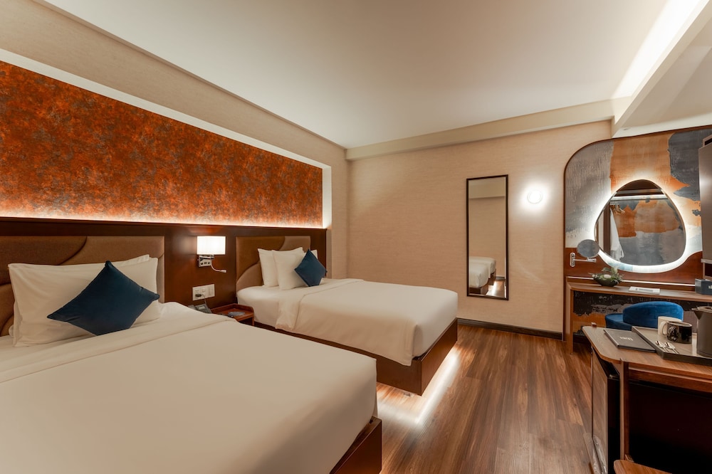 DELUXE, TWIN BEDS, NO WINDOW
