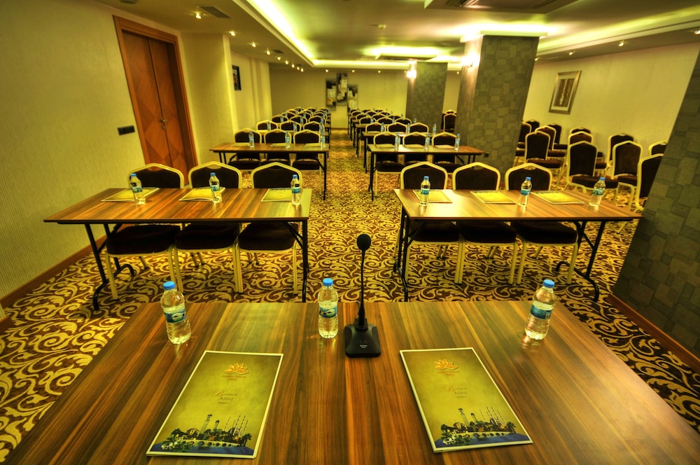 Golden Deluxe Hotel 32/39