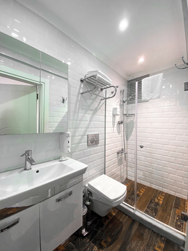 B Guest Hotel 65/66