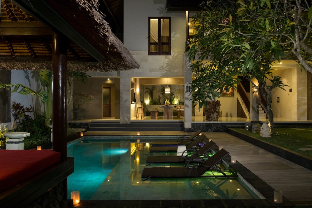 The Secret Villas 33/35