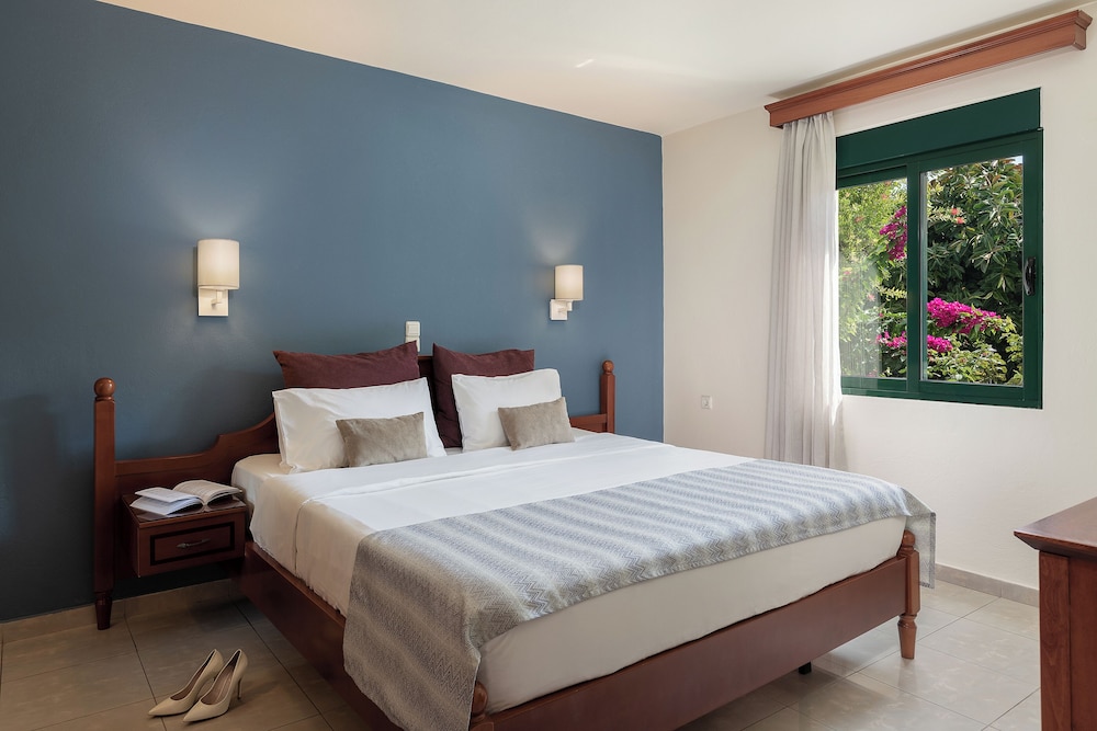 1 BEDROOM, APARTMENT, KING AND TWIN BEDS, INLAND VIEW