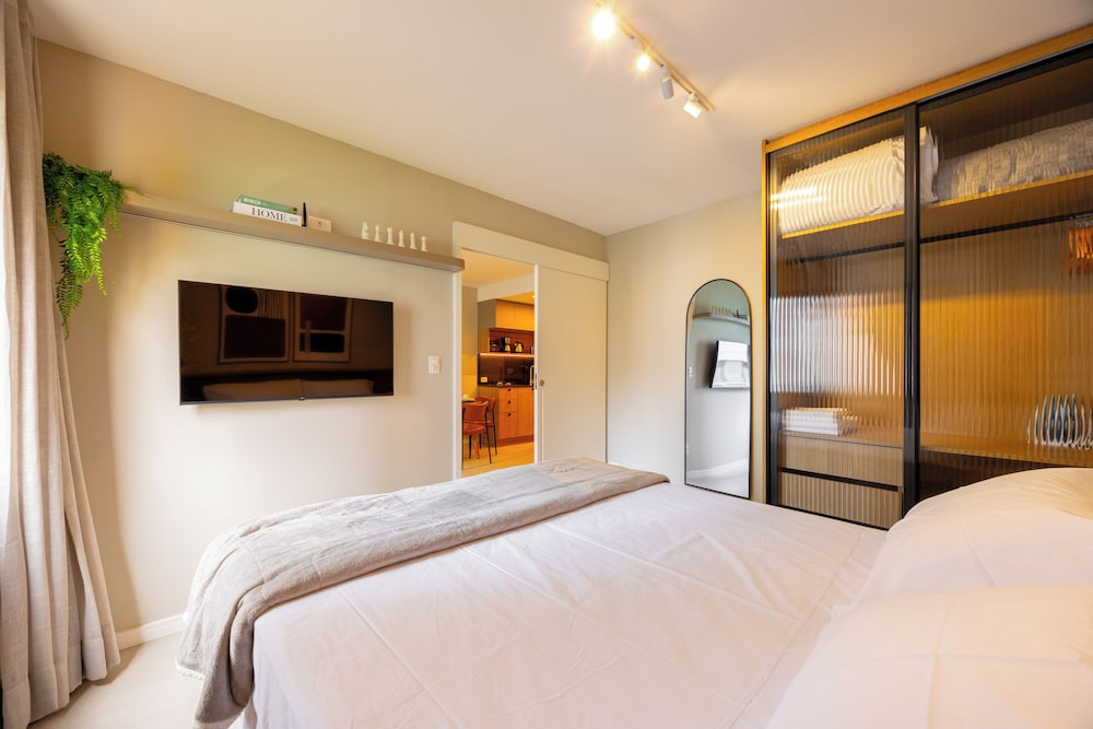 The Landmark Residence 24/77