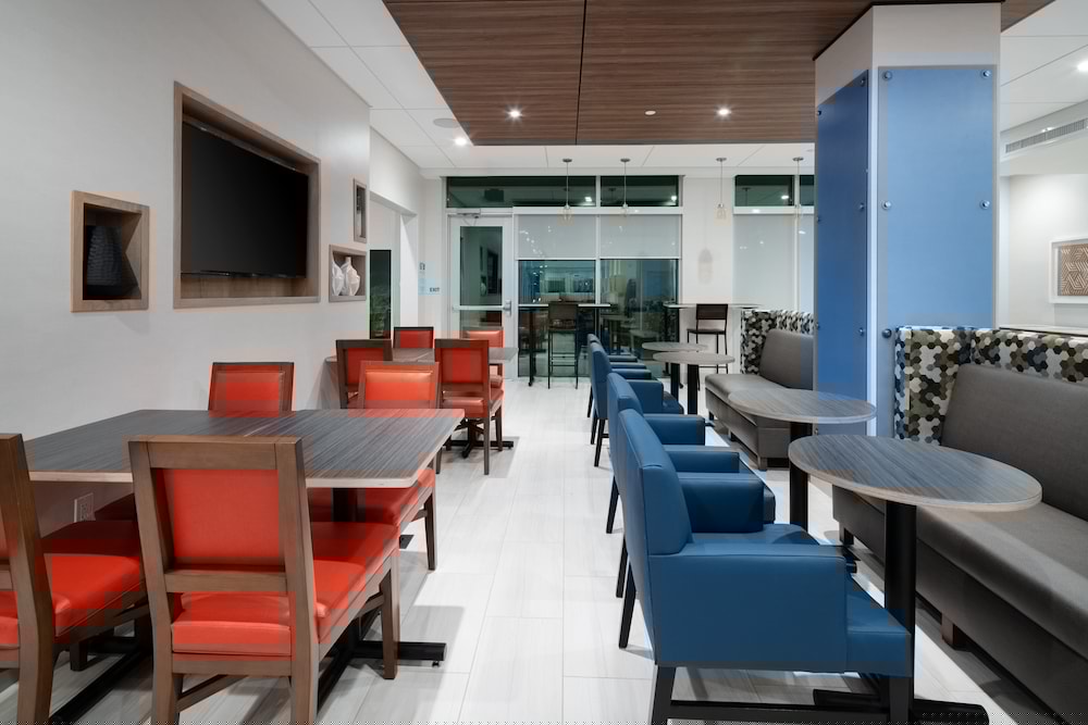 Holiday Inn Express & Suites Murrieta 34/49