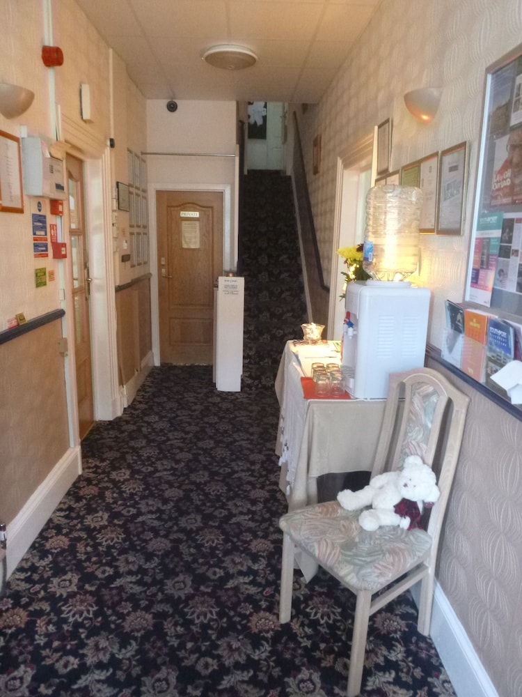 The Warwick - Guest House 8/50