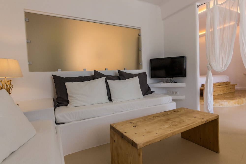 SALT SUITES & EXECUTIVE ROOMS 40/56