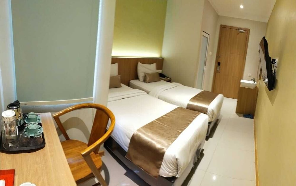 Deli Hotel 27/57