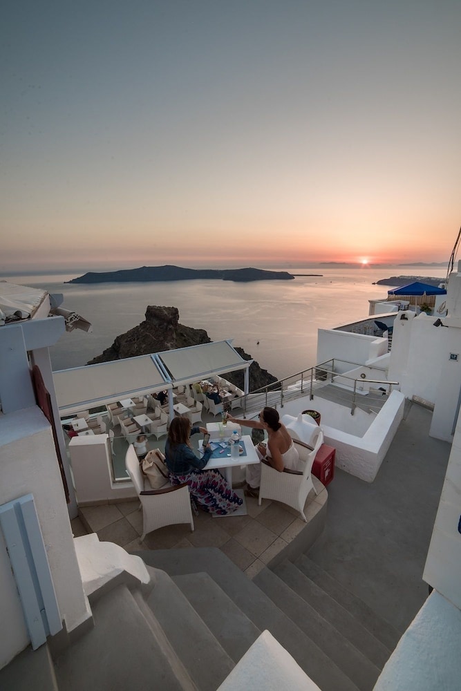 Pearl on the Cliff Santorini 38/50