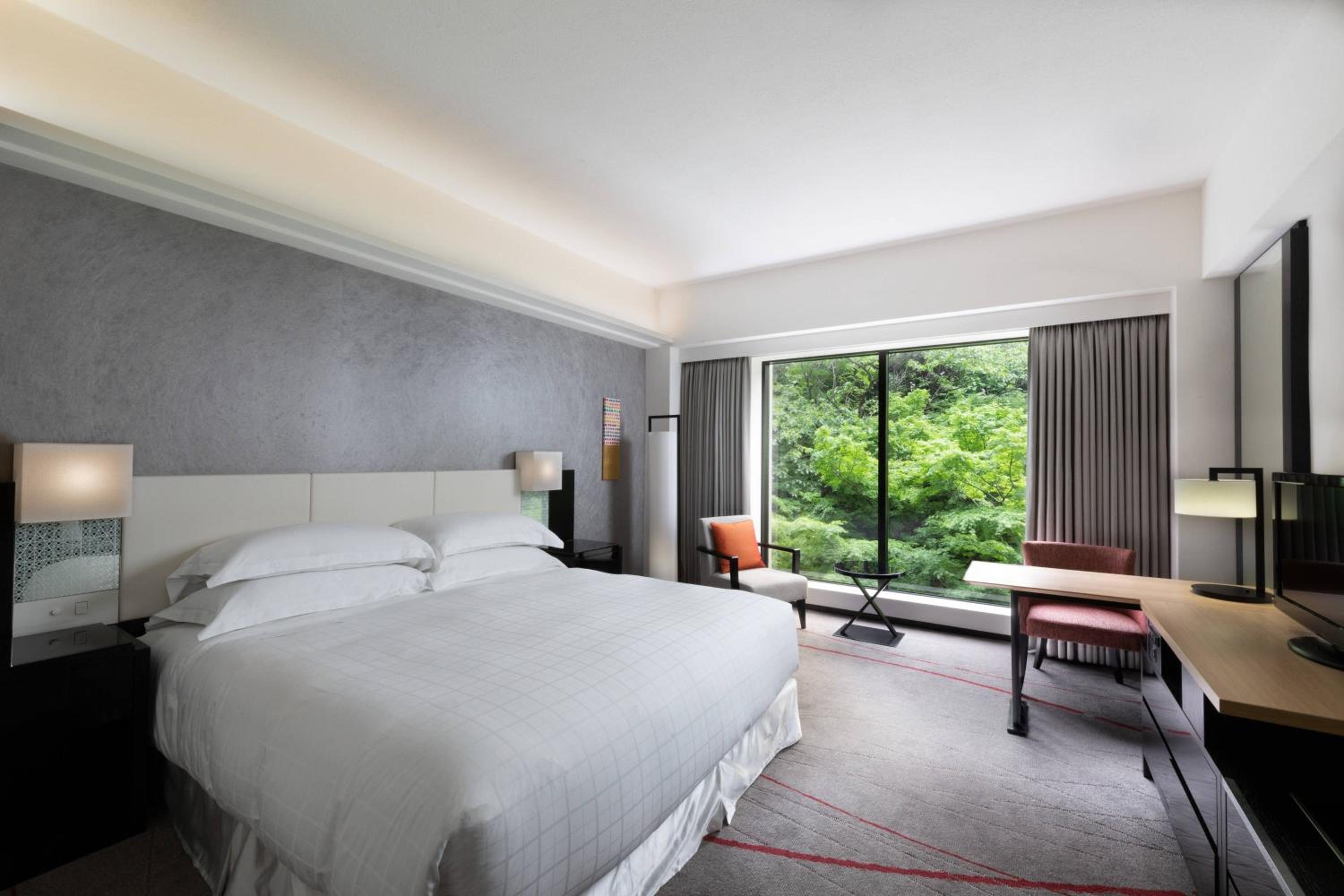 Miyabi, Guest Room, Superior, King Bed, Club Lounge Access، Sheraton Miyako Hotel Tokyo 2/3