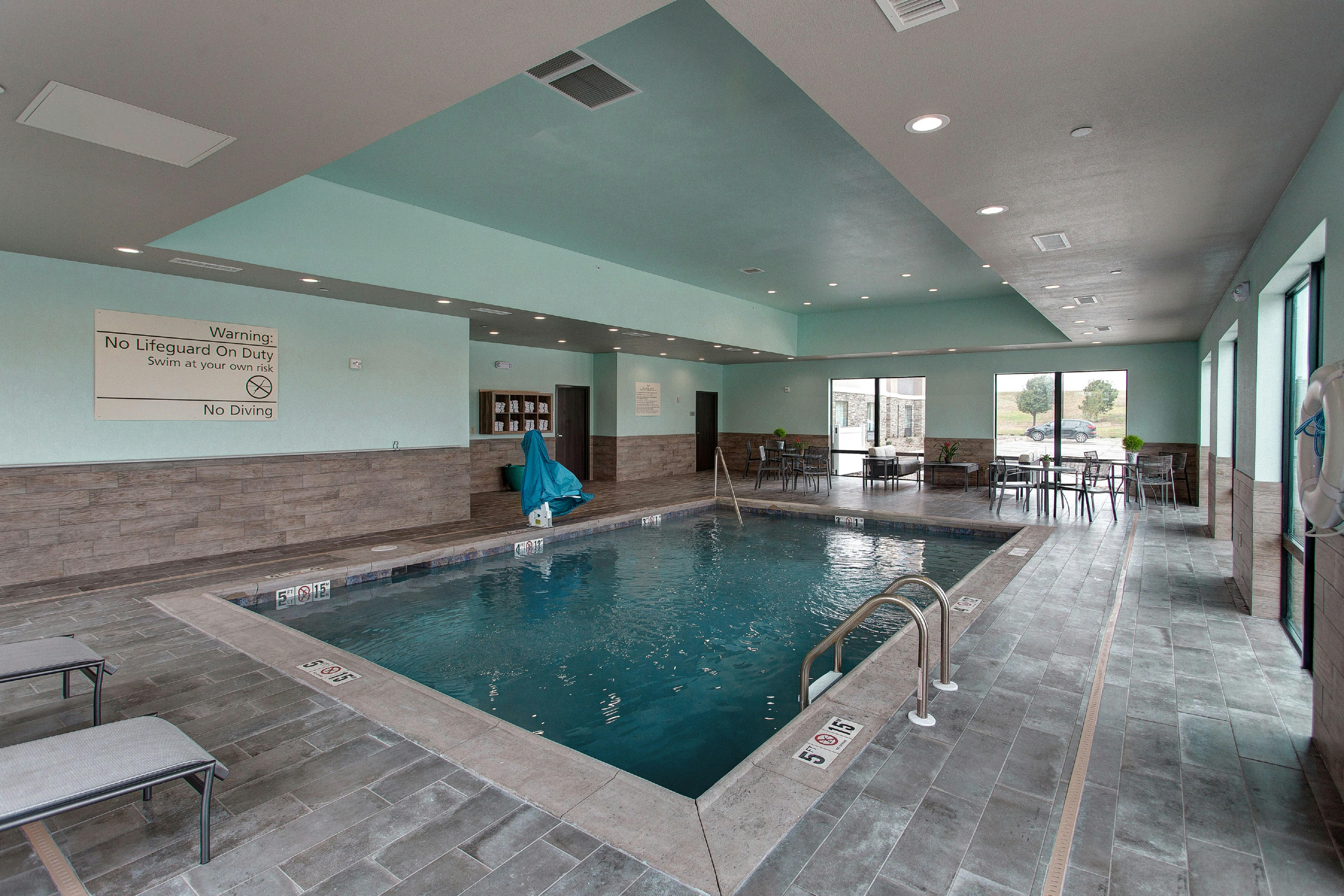 Hampton Inn Suites Wichita Airport Ks 17/35