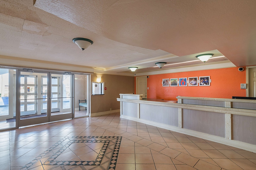 Motel6 Grand Prairie, TX - Interstate 30 10/51