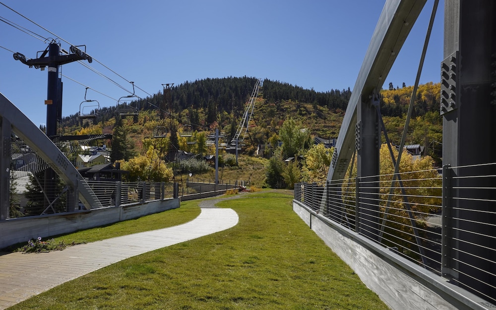 Hyatt Place Park City 70/74