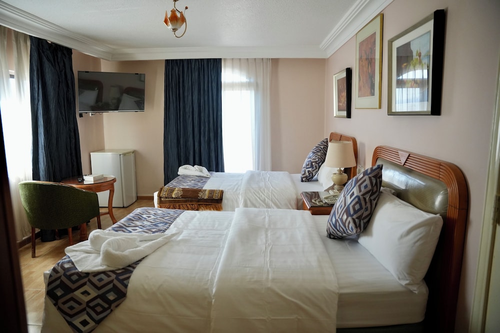 CONNECTING, DOUBLE OR TWIN BED