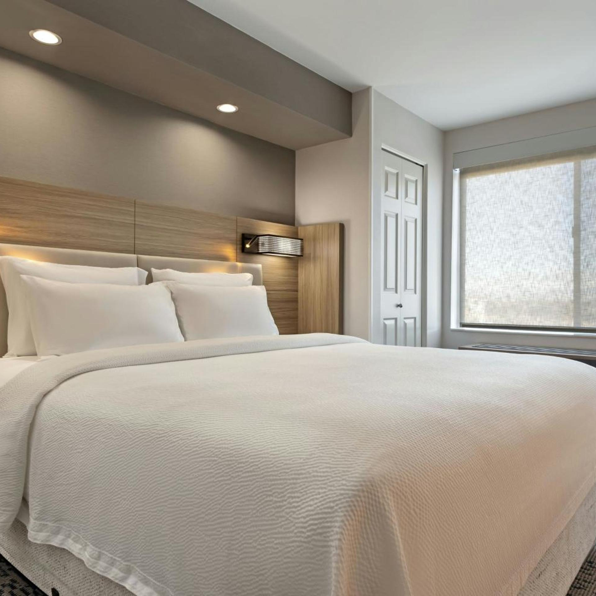 جناح بسرير كينج مع سرير سحّاب إضافي مع أريكة، SpringHill Suites Lancaster Palmdale 3/10