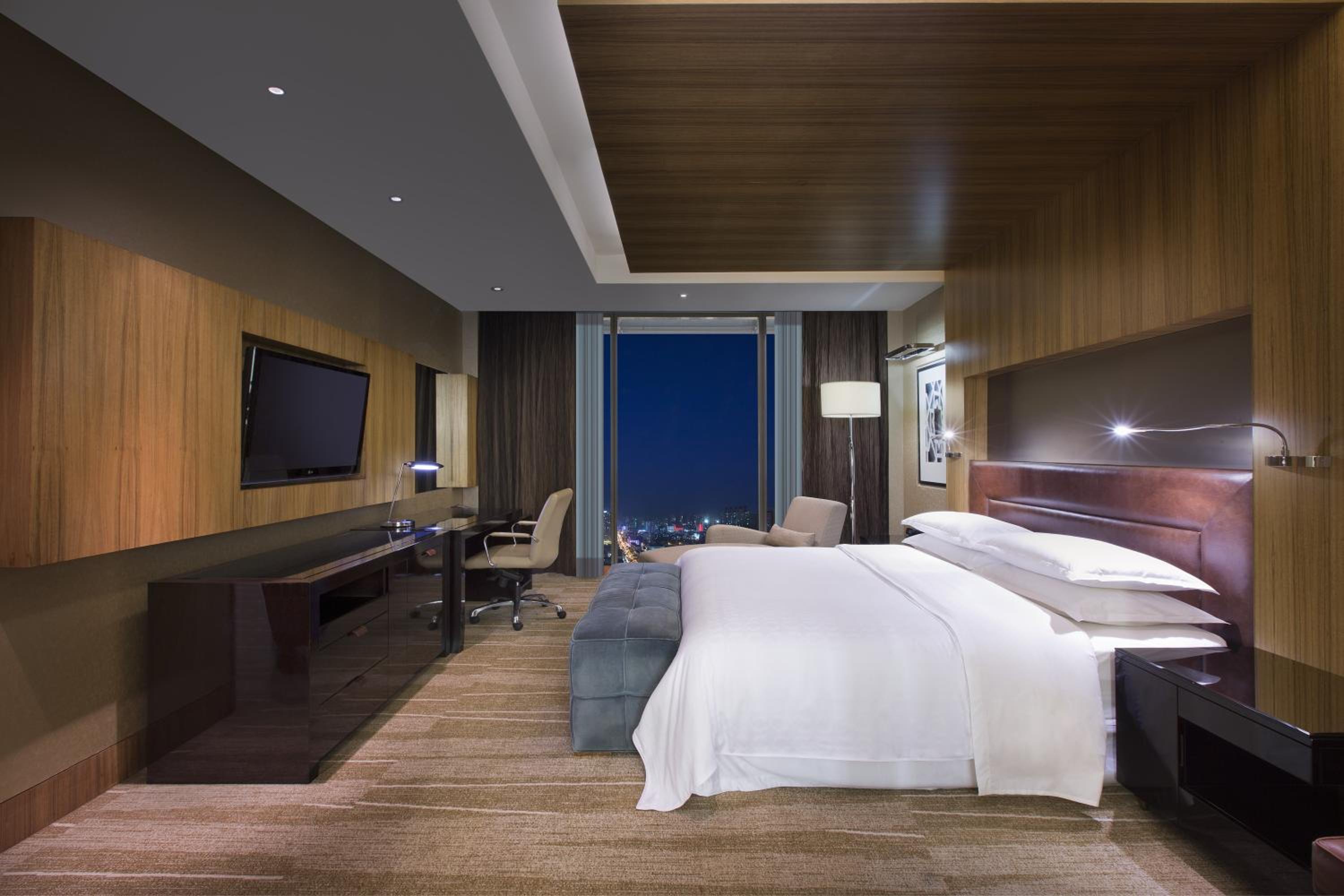 جناح بسرير كينج بغرفة نوم واحدة مع دخول صالة النادي، Sheraton Grand Bangalore Hotel At Brigade Gateway 2/3